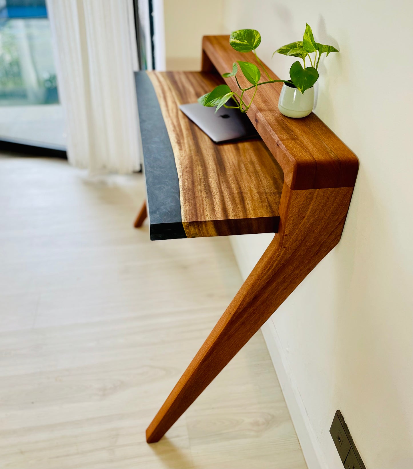 Comox Cantilevered Desk