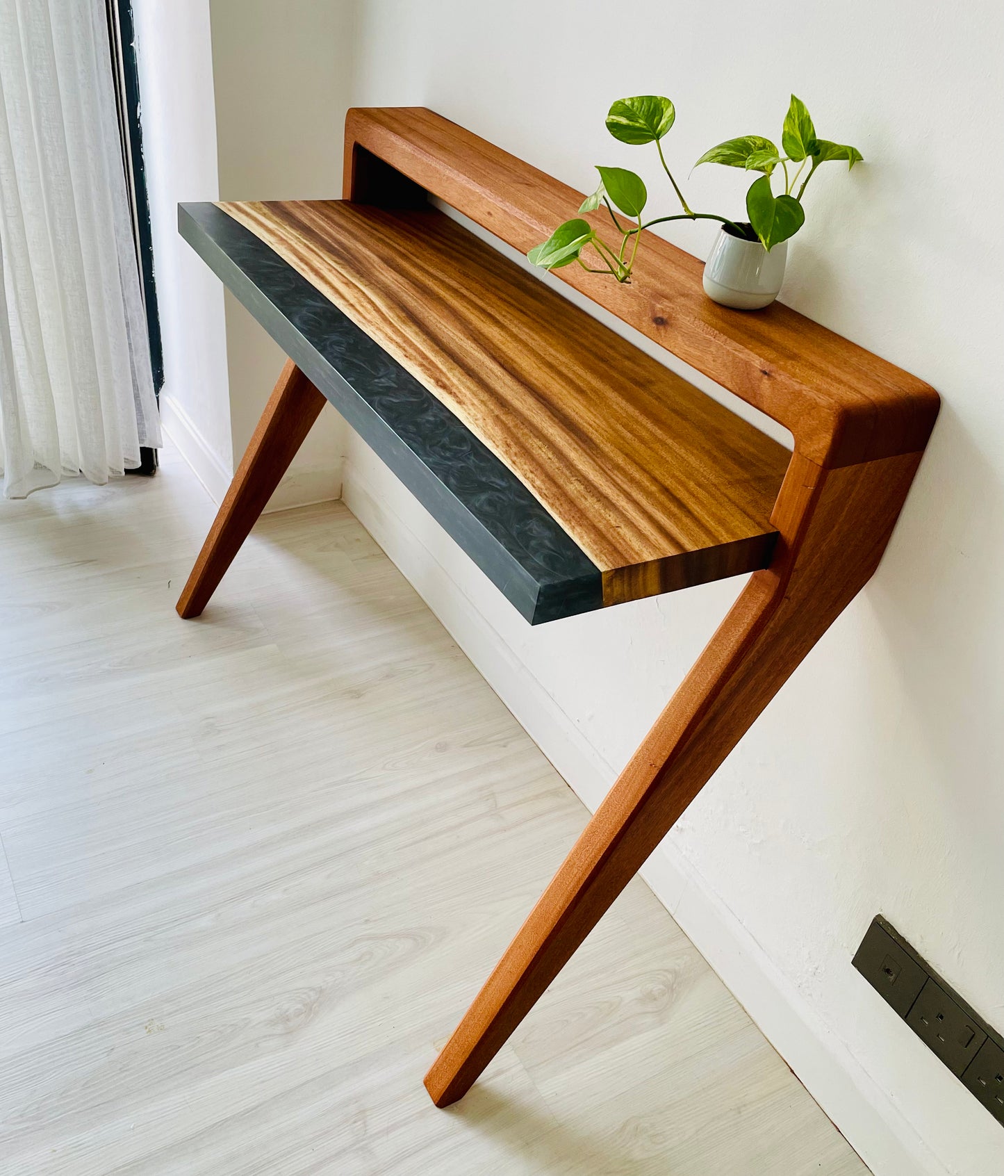 Comox Cantilevered Desk